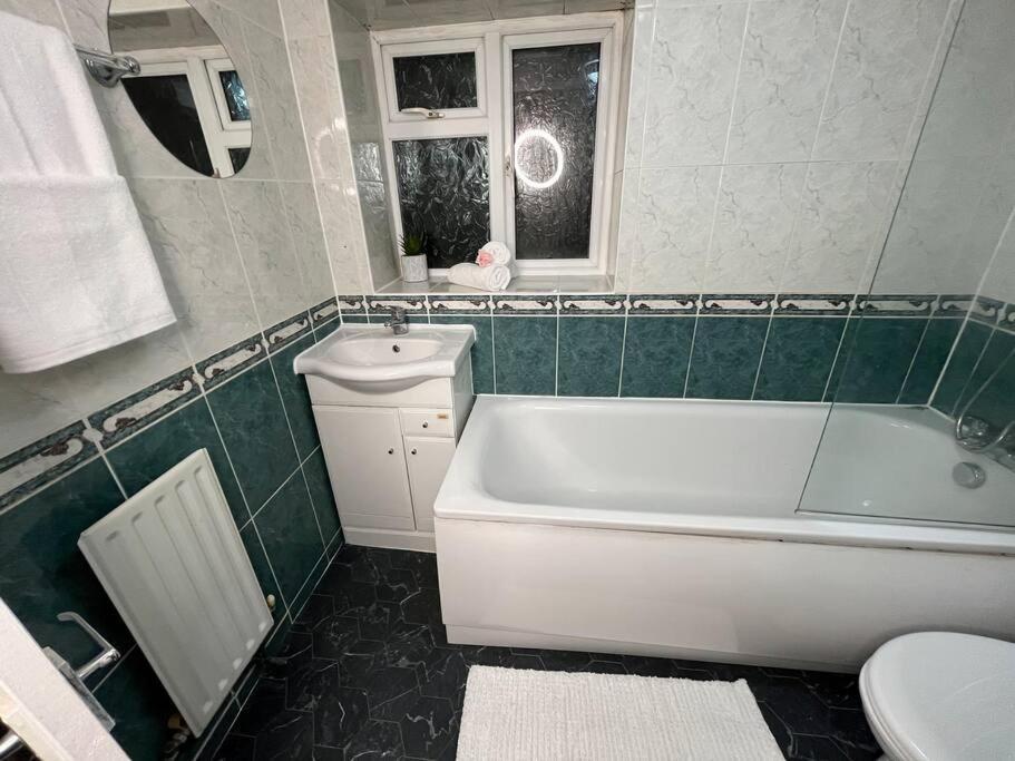 Modern With Stylish Terrace - Your London Oasis! المظهر الخارجي الصورة